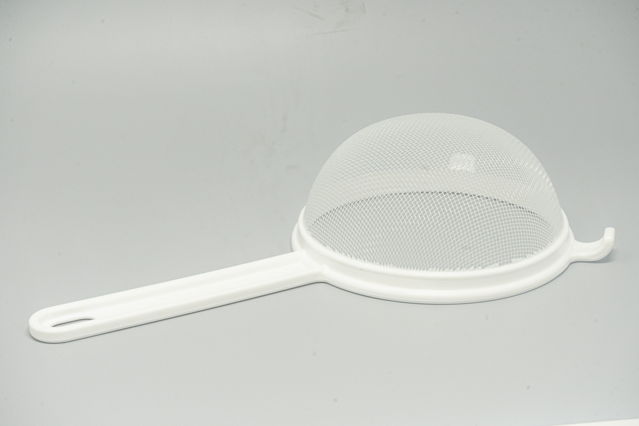 PLASTIC STRAINER 14CM WHT