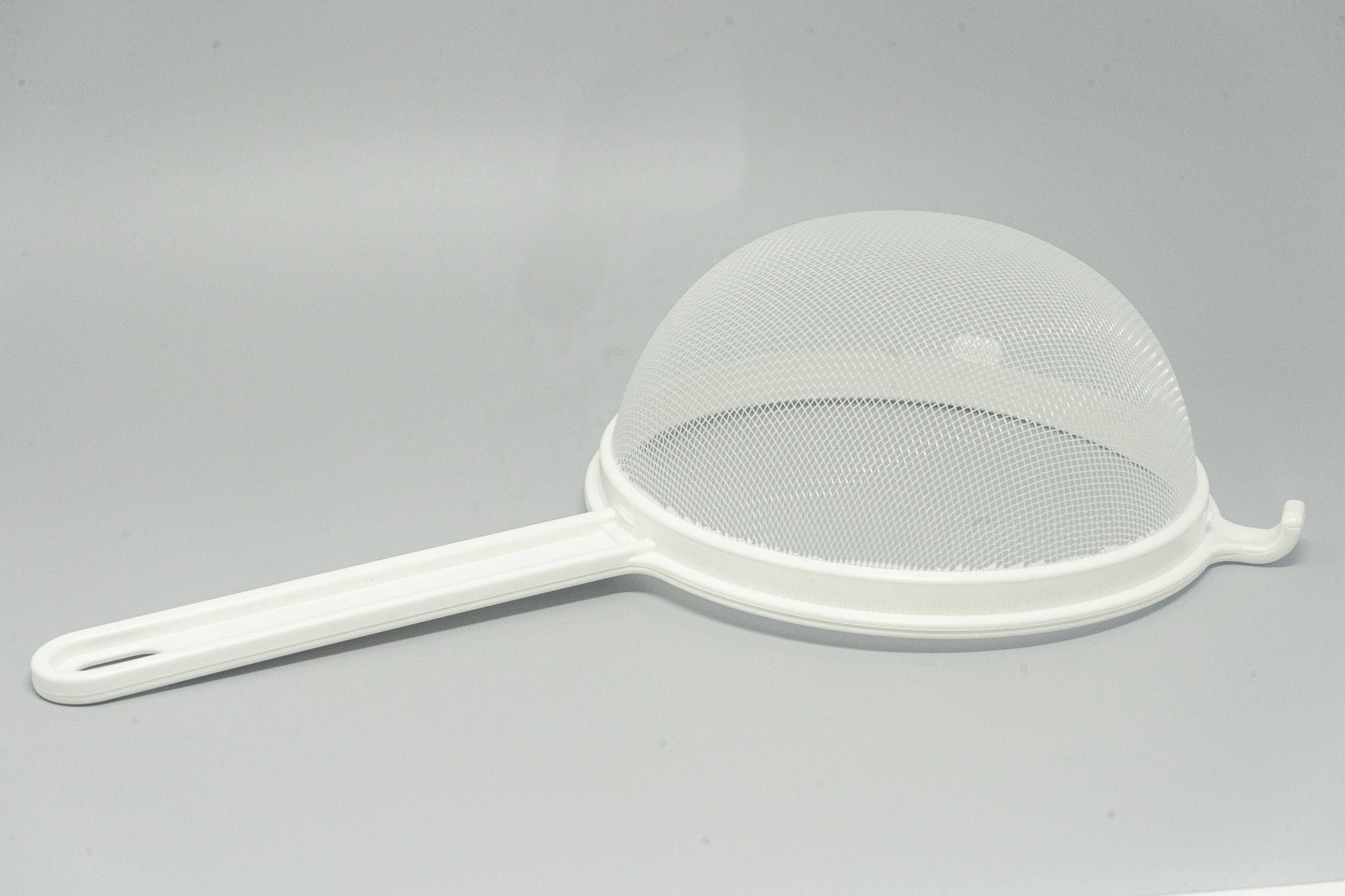PLASTIC STRAINER 18CM WHT