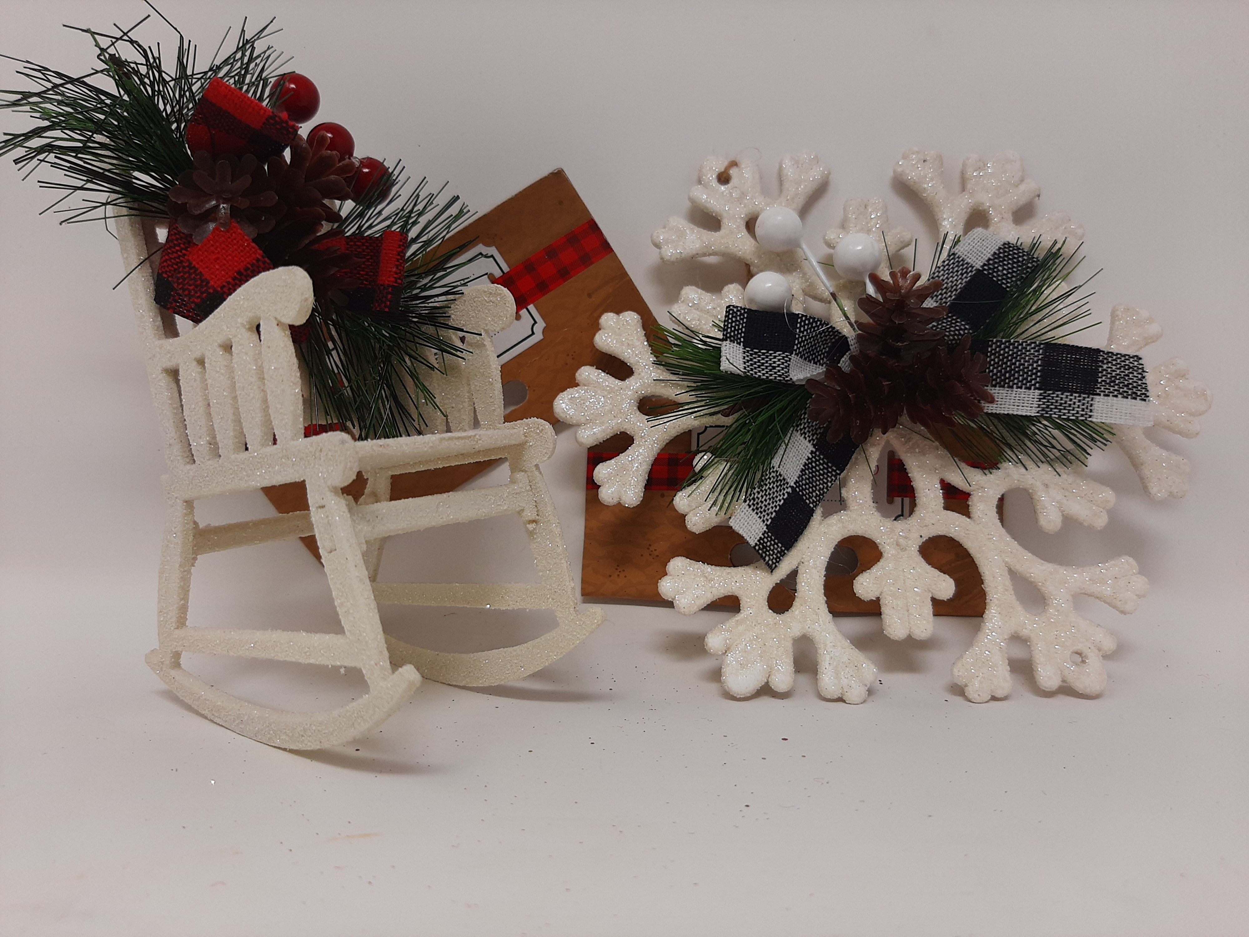 ORNAMENT WHITE GLITTER W/GREEN