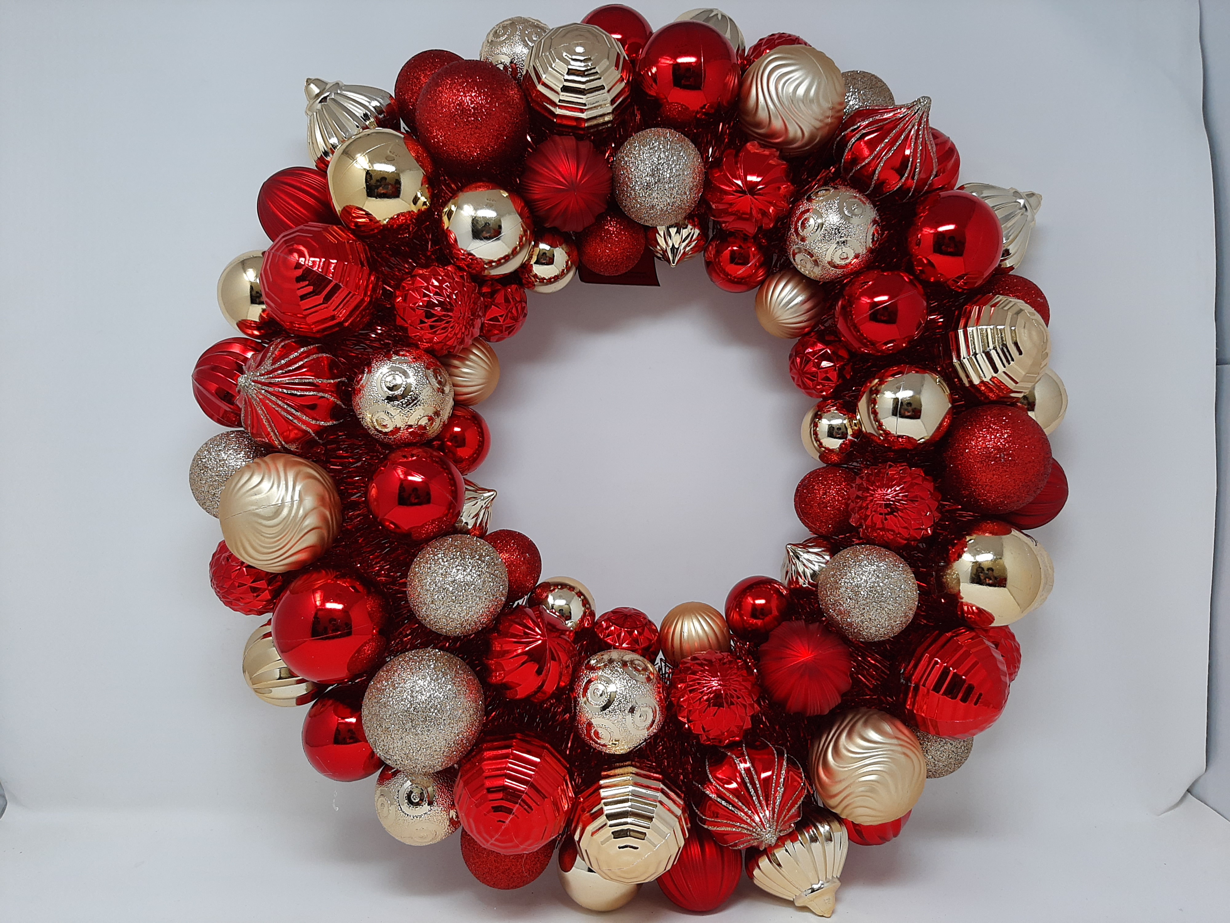 RED WREATH WITH BALLS